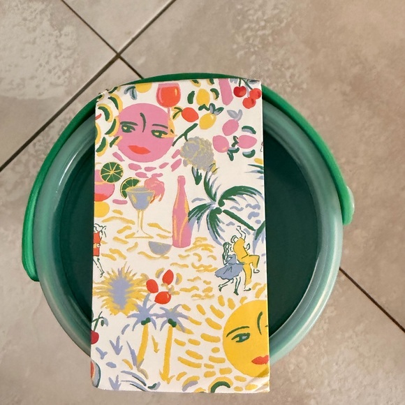 Roller Rabbit x Target Vacation
Stackable Snacklebox Brand New - Picture 10 of 10